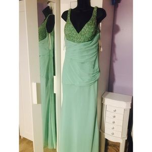 Cassandra Stone mont green formal size 8